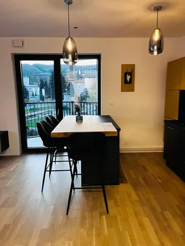 Keuken; uitzicht, houten vloer, natuurlijk licht