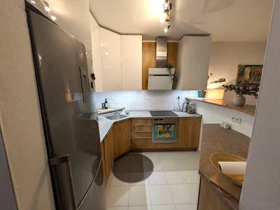 Küche; küchengeräte, fliesenboden, tageslicht, moderner stil