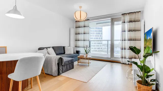 Woonkamer; uitzicht, natuurlijk licht, moderne stijl, houten vloer