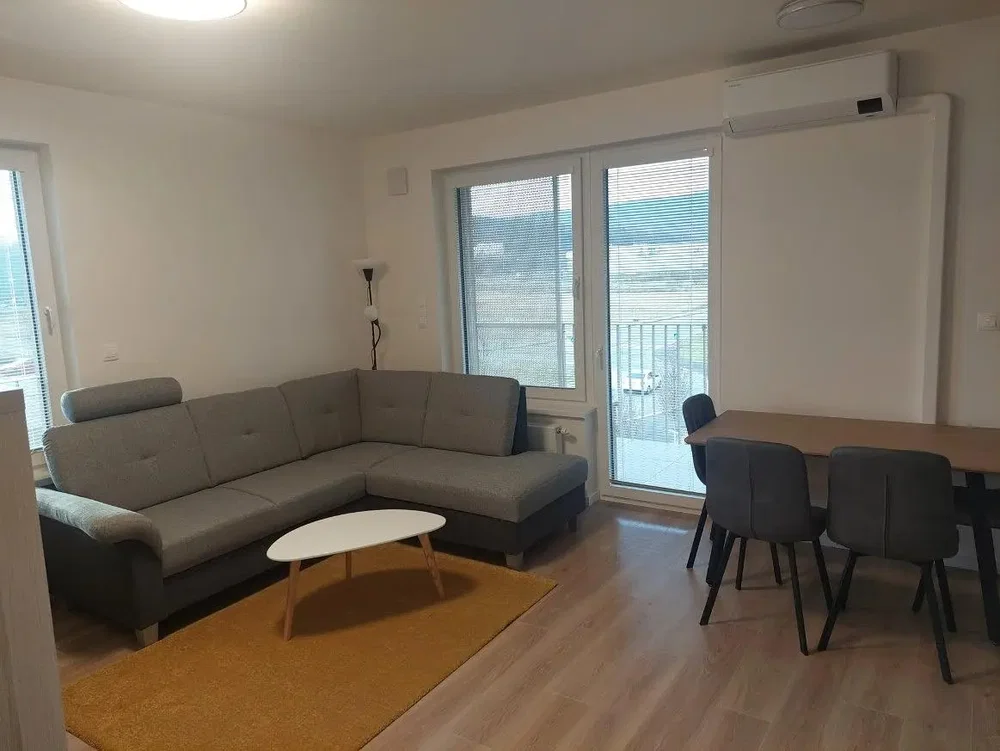 Wohnzimmer; tageslicht, moderner stil, holzboden