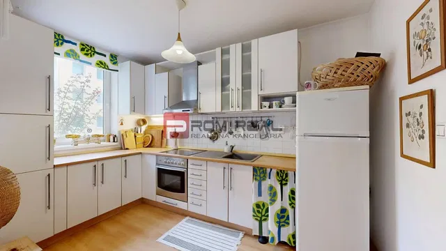 Keuken; keukenapparatuur, natuurlijk licht, moderne stijl, uitzicht