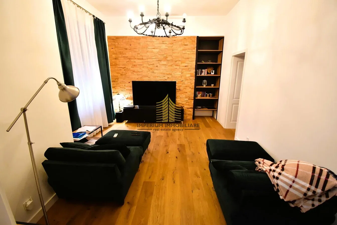 Obývací pokoj; dřevěná podlaha, přirozené světlo, moderní styl