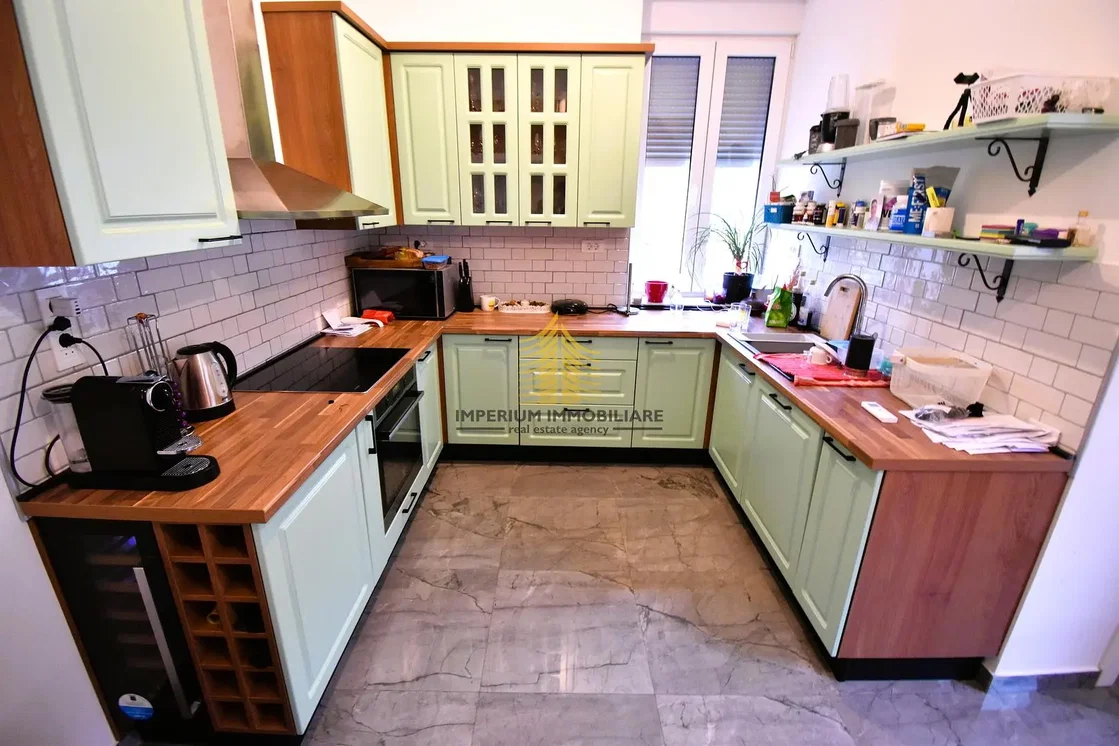 Kuchyně; kuchyňské spotřebiče, dlažba, po rekonstrukci, přirozené světlo, moderní styl