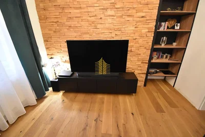 Obývací pokoj; dřevěná podlaha, přirozené světlo