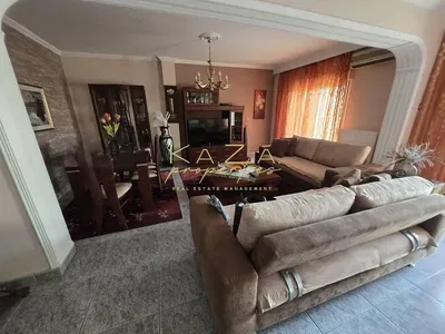 Dnevni boravak; pločice, prirodna svjetlost, moderan stil