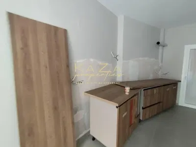 Кухиња; потребна реновација, дрвени под