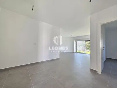 Oturma odası; fayans zemin, doğal ışık, tadilatlı