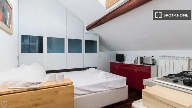 Camera da letto; pavimento in legno, stile moderno, luce naturale, elettrodomestici