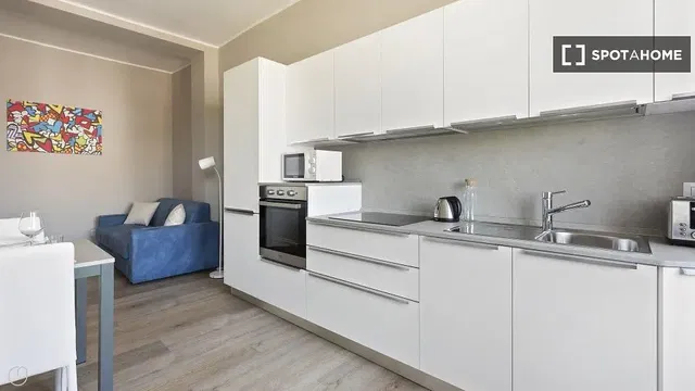 Küche; küchengeräte, holzboden, tageslicht, moderner stil