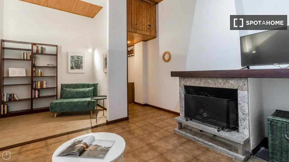 Wohnzimmer; kamin, holzbalken, holzboden