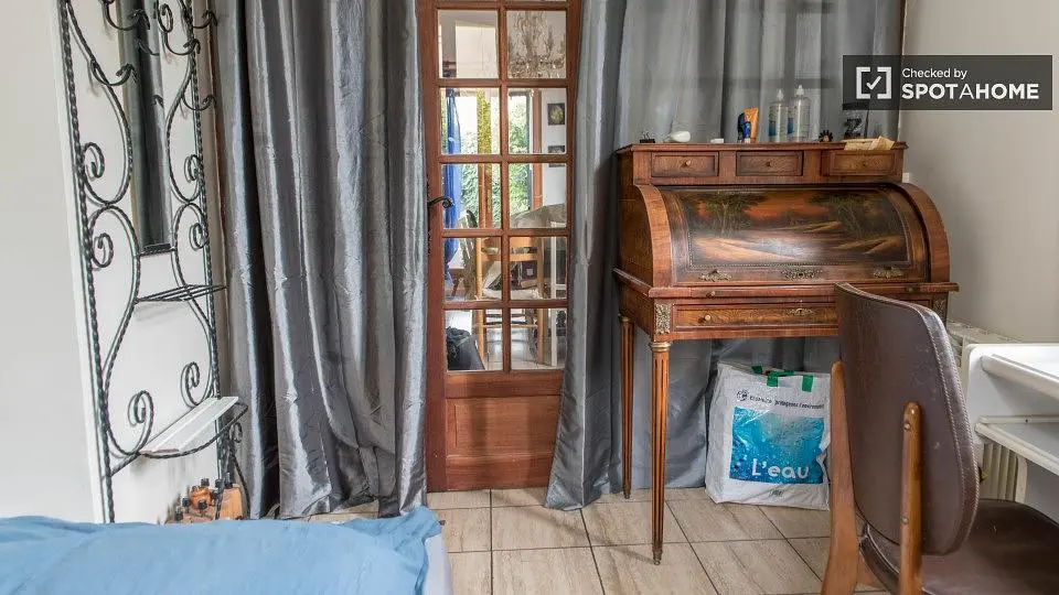 Camera da letto; pavimento in legno, luce naturale