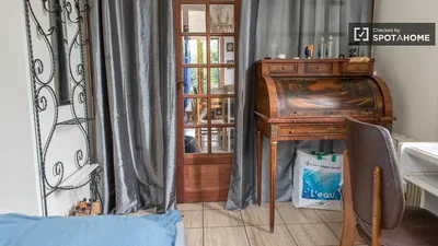 Camera da letto; pavimento in legno, luce naturale