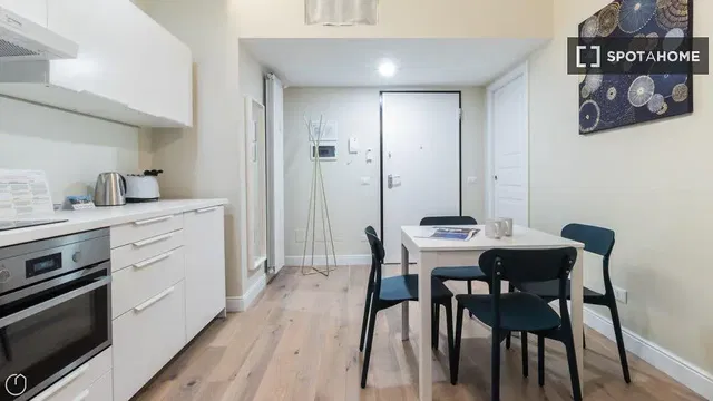 Küche; küchengeräte, holzboden, tageslicht, moderner stil