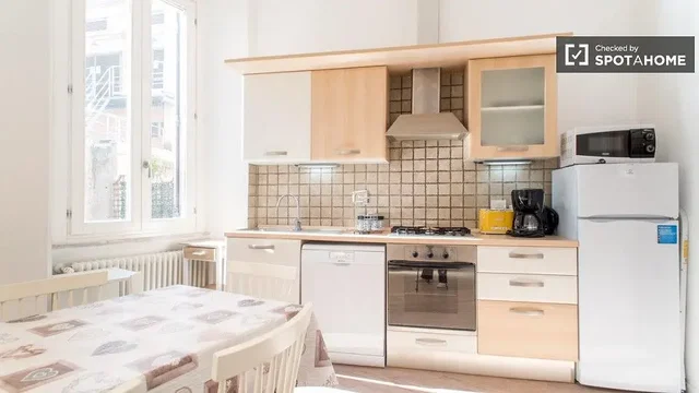 Cozinha; eletrodomésticos, luz natural, estilo moderno