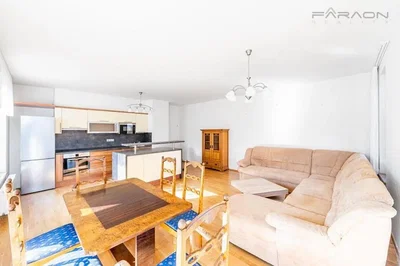 Dnevna soba; drveni pod, prirodno svjetlo, moderni stil