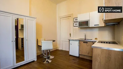 Cucina; elettrodomestici, pavimento in legno