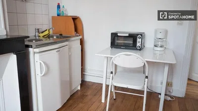 Kuchyně; kuchyňské spotřebiče, dřevěná podlaha