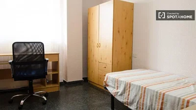 Schlafzimmer; holzboden, tageslicht