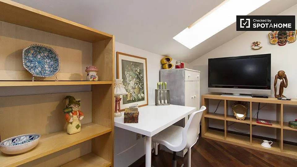 Soggiorno; stile moderno, pavimento in legno, luce naturale