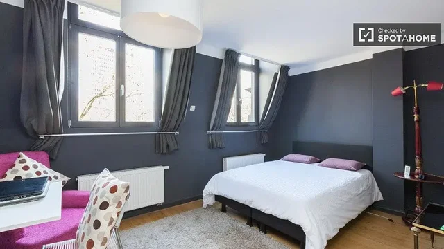 Spálňa; prirodzené svetlo, moderný štýl