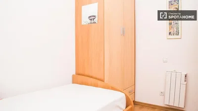 Spavaća soba; drveni pod, prirodno svjetlo, moderni stil