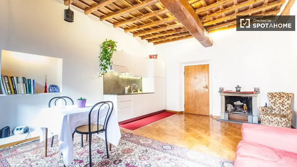 Wohnzimmer; tageslicht, holzbalken, kamin, rustikaler stil