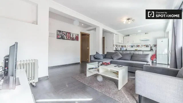 Dnevni boravak; prirodna svjetlost, moderan stil, pločice