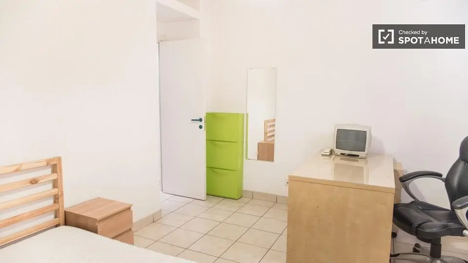 Schlafzimmer; fliesenboden, holzboden, holzbalken, moderner stil