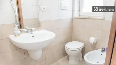 Toilette; fliesenboden, tageslicht, renoviert