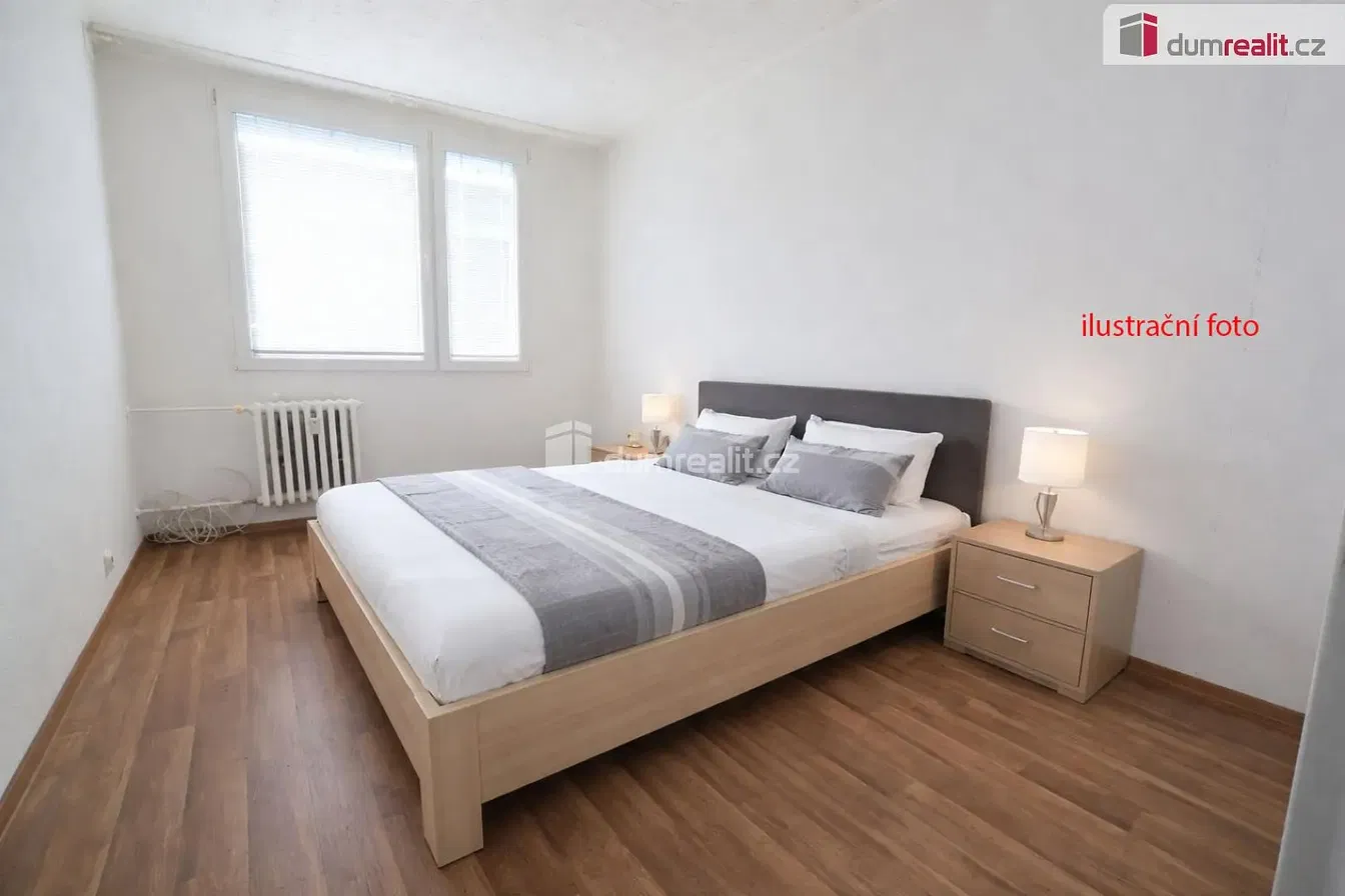 Schlafzimmer; holzboden, tageslicht