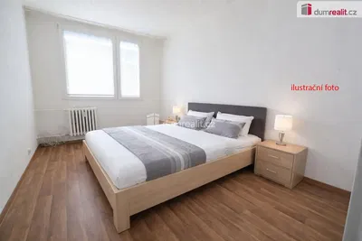 Schlafzimmer; holzboden, tageslicht