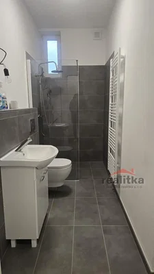 Badezimmer; fliesenboden, renoviert, tageslicht