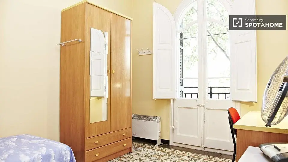 Ložnice; přirozené světlo, dřevěná podlaha