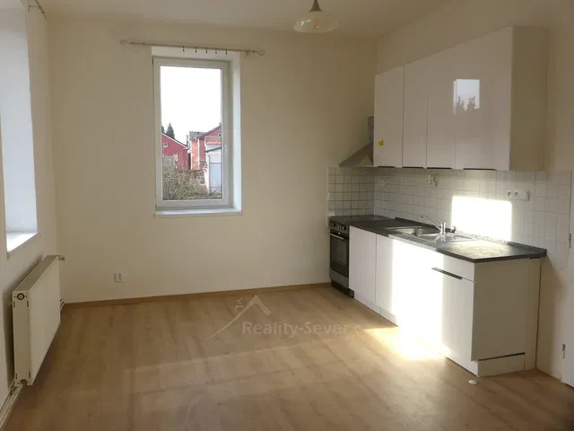 Kuhinja; pogled, drveni pod, prirodno svjetlo