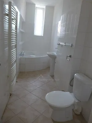 Badezimmer; fliesenboden, tageslicht, renoviert