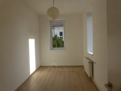 Schlafzimmer; tageslicht, holzboden, blick