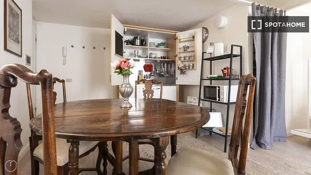 Κουζίνα; συσκευές κουζίνας, ξύλινο πάτωμα, φυσικό φως