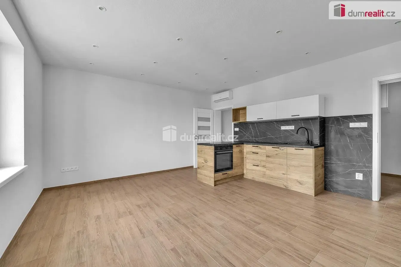Cucina; pavimento in legno, luce naturale, ristrutturato
