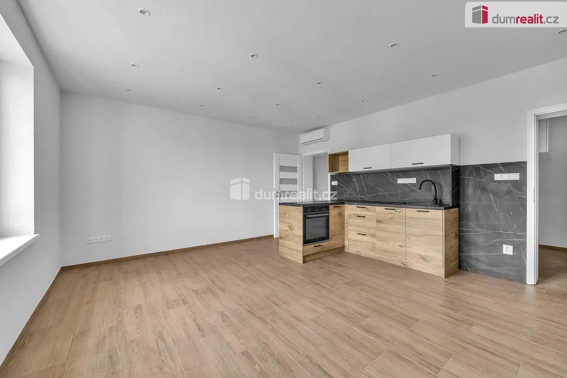 Cucina; pavimento in legno, luce naturale, ristrutturato