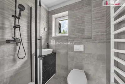 Bagno; pavimento in piastrelle, luce naturale, ristrutturato