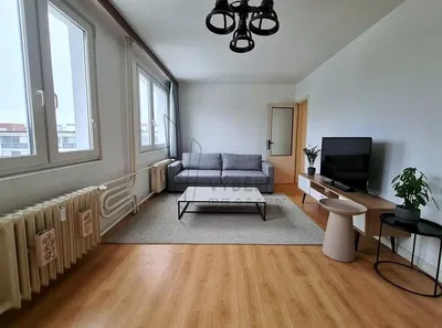 Obývací pokoj; výhled, přirozené světlo, moderní styl, dřevěná podlaha