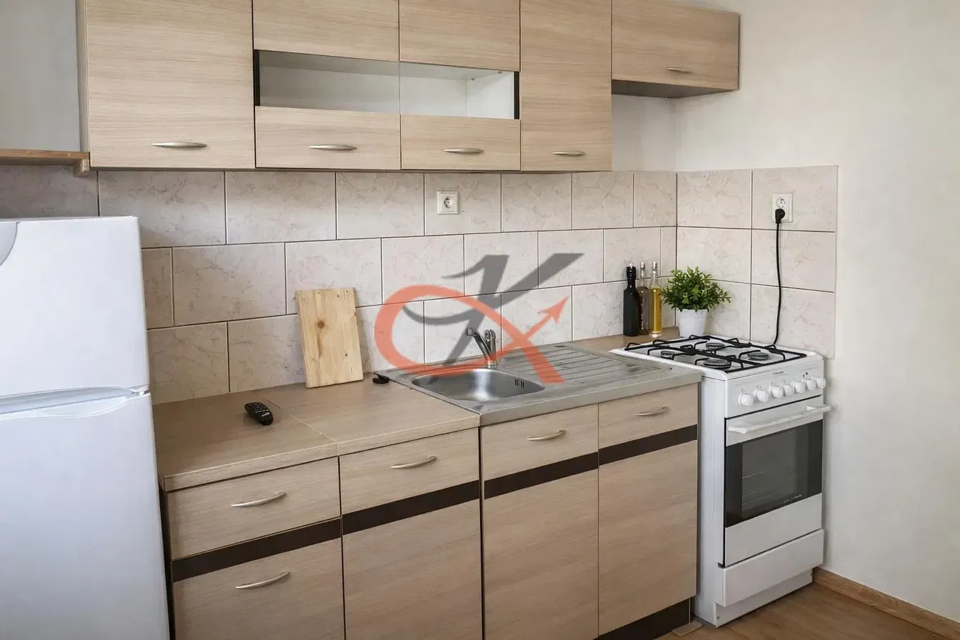 Cucina; elettrodomestici, pavimento in piastrelle