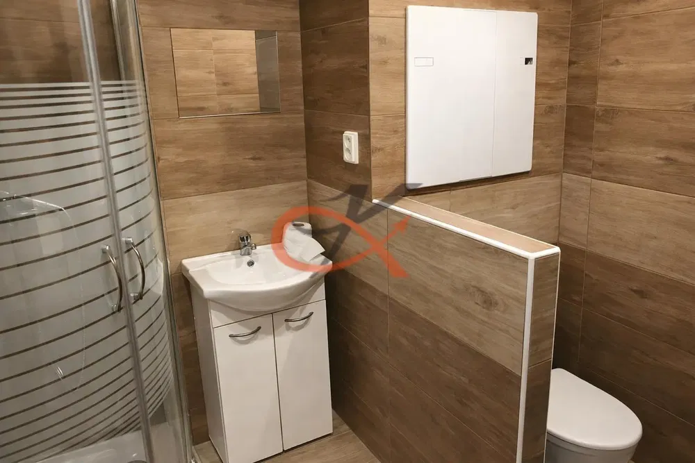 Toilette; pavimento in piastrelle, ristrutturato, luce naturale, stile moderno