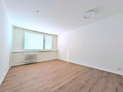Spavaća soba; prirodno svjetlo, drveni pod, renoviran
