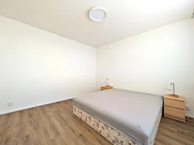 Spavaća soba; drveni pod, prirodno svjetlo