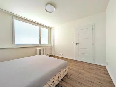 Spavaća soba; prirodno svjetlo, drveni pod
