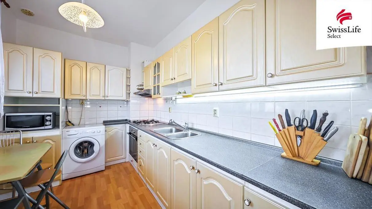 Mutfak; mutfak aletleri, fayans zemin, ahşap zemin, doğal ışık