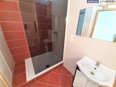 Badezimmer; fliesenboden, tageslicht, renoviert