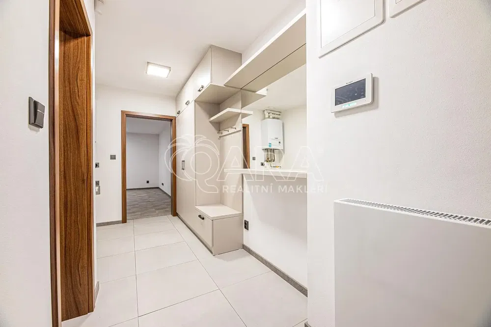 Garderobe; fliesenboden, renoviert, tageslicht, moderner stil