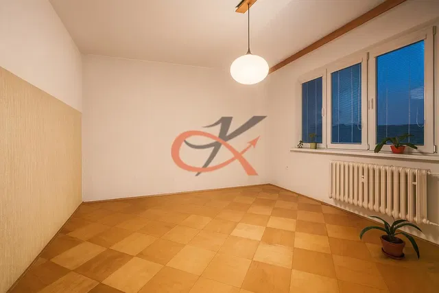 Wohnzimmer; fliesenboden, tageslicht, moderner stil